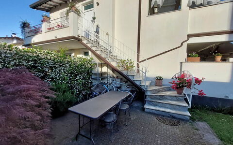 Appartamento Mare Azzurro: Plant, Building, Property, Window, House, Architecture, Shade, Outdoor Furniture, Wall, Road Surface