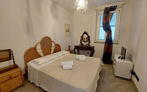 Appartamento Mare Azzurro: Furniture, Building, Comfort, Table, Wood, Interior Design, Lighting, Bed Frame, Decoration, Floor