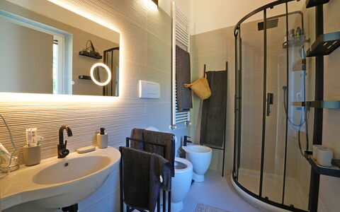 Villa Di Confine: Mirror, Plumbing Fixture, Building, Tap, Sink, Property, Bathroom, Bathroom Sink, Interior Design, Lighting