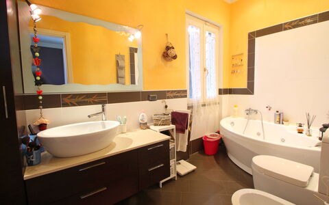 Panorama: Mirror, Tap, Sink, Plumbing Fixture, Property, Photograph, Bathroom Sink, Bathroom, Blue, Purple