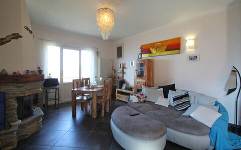 Panorama: Furniture, Property, Table, Couch, Interior Design, Picture Frame, Wood, Living Room, Floor, Flooring