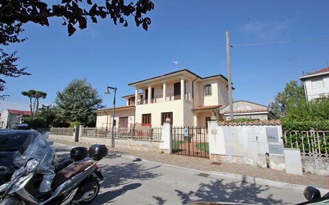 Appartamento Levante: Sky, Building, Property, Plant, Wheel, Window, Infrastructure, Road Surface, Tree