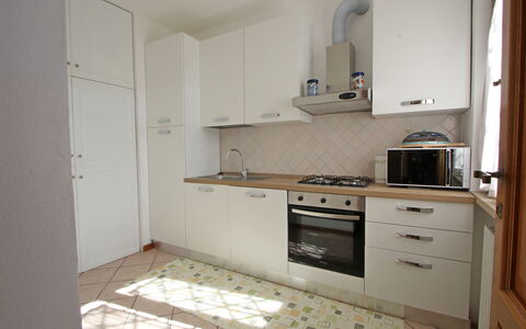 Appartamento Levante: Cabinetry, Countertop, Building, Tap, Drawer, Kitchen Stove, Wood, Kitchen, Cooktop, Sink