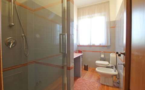 Appartamento Levante: Plumbing Fixture, Sink, Shower Head, Building, Shower Door, Tap, Shower, Shower Panel, Bathroom, Window