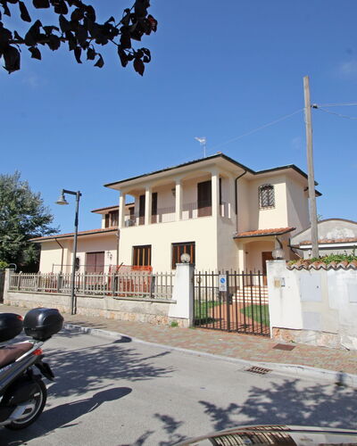 Appartamento Levante: Sky, Building, Property, Plant, Wheel, Window, Infrastructure, Road Surface, Tree