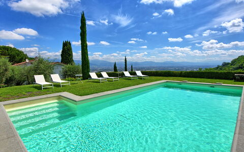 Villa Mami: Water, Cloud, Sky, Daytime, Property, Green, Nature, Azure, Swimming Pool, Plant