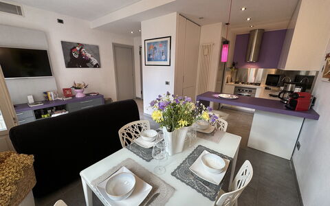 Galleria Degli Artisti: Table, Property, Furniture, Plant, Decoration, Purple, Interior Design, Picture Frame, Floor