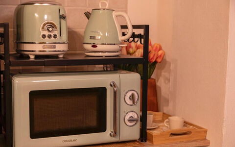Bocelli: Kitchen Appliance, Home Appliance, Microwave Oven, Wood, Major Appliance, Television Set, Tableware, Gas, Kitchen