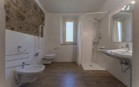 Le Casaline Di Sopra, Massa Marittima: Mirror, Tap, Plumbing Fixture, Bathtub, Property, Window, Sink, Bathroom, Purple