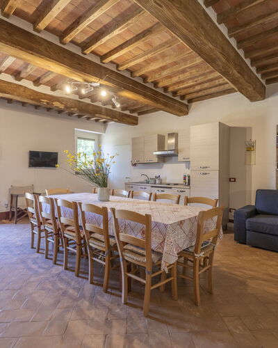 Le Casaline Di Sopra, Massa Marittima: Table, Furniture, Property, Couch, Houseplant, Wood, Window, Interior Design, Flooring, Floor