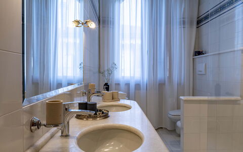Villa i Portici: Mirror, Tap, Plumbing Fixture, Sink, Property, Bathroom Sink, Bathroom, Wood, Interior Design, Curtain