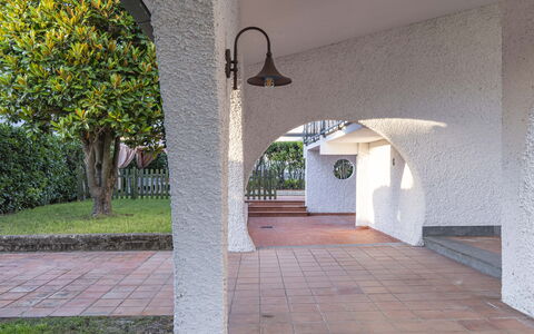 Villa i Portici: Plant, Building, Shade, Tree, Wood, Facade, Road Surface, House, Landscape, Composite Material