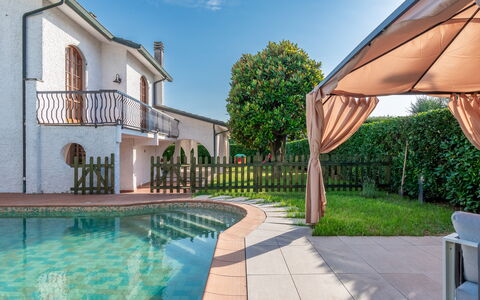 Villa i Portici: Water, Plant, Sky, Property, Window, Building, Azure, Swimming Pool, Architecture, Tree
