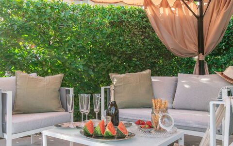 Villa i Portici: Table, Furniture, Plant, Property, Tableware, Green, Outdoor Furniture, Textile, Orange, Shade