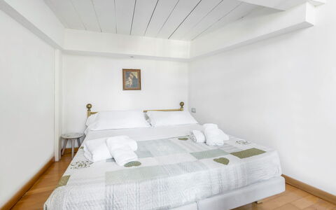 Belle Donne Apartment, Tornabuoni, Florence, Wifi: Building, Furniture, Property, Comfort, Pillow, Wood, Bed Frame, Textile, Bed