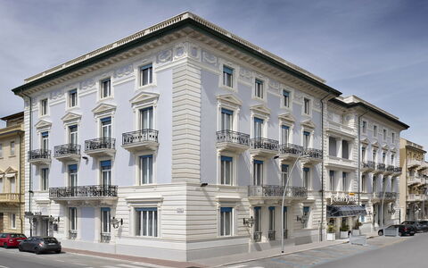 Tosca With Beach & Breakfast Included: Building, Sky, Window, Cloud, Car, Urban Design, Neighbourhood, Wheel, Residential Area, Condominium