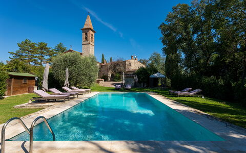 Villa Pietrafitta: Water, Plant, Sky, Tree, Nature, Azure, Building, Swimming Pool, Leisure, Grass