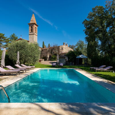 Villa Pietrafitta: Water, Plant, Sky, Tree, Nature, Azure, Building, Swimming Pool, Leisure, Grass