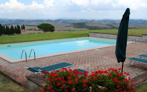 Il Tinaio: Swimming Pool, Residential Area, Estate, Hacienda, Farmhouse, Villa, Resort, Courtyard, Landscaping, Yard