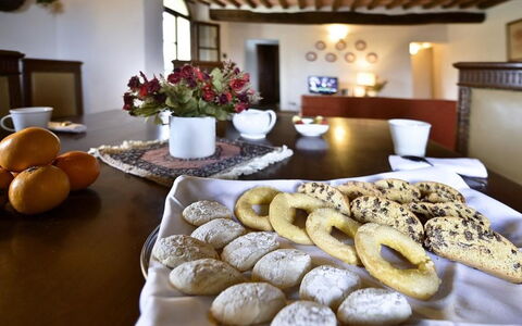 Il Tinaio: Food, Tableware, Ingredient, Finger Food, Dessert, Serveware, Cooking