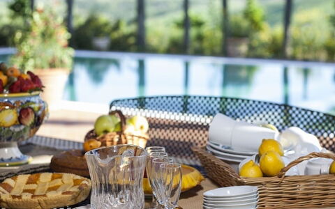 Villa Santa Virginia: Tableware, Furniture, Serveware, Table, Food, Drinkware, Dishware, Fruit, Tablecloth, Chair