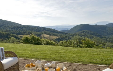 Villa Torre: Mountainous Landforms, Grass, Hill, Mountain, Natural Landscape, Highland, Landscape, Grassland, Mountain Range, Hill Station
