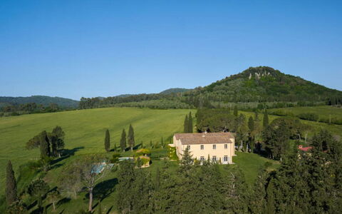 Villa Il Serraglio: Landscape, Land Lot, Estate, Rural Area, Plain, Field, Meadow, Farmhouse, Plantation, Pasture