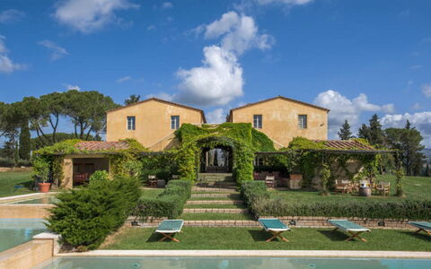 Villa Il Serraglio: Shrub, Home, Estate, Garden, Cottage, Farmhouse, Landscaping, Villa, Hacienda, Mansion