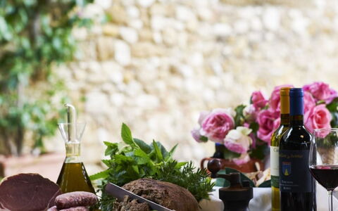 Villa del Riccio: Tableware, Food, Drinkware, Flowerpot, Bottle, Wine, Serveware, Produce, Houseplant