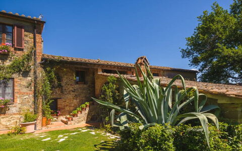 Podere Contignano: House, Architecture, Home, Shrub, Cottage, Estate, Garden, Farmhouse, Hacienda