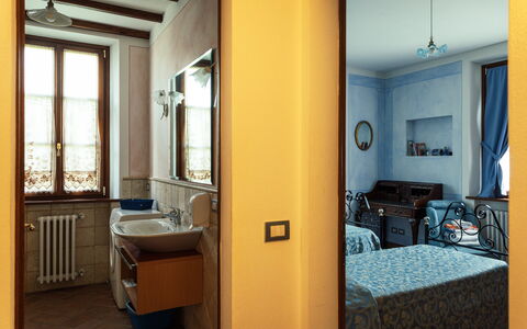 La Pergola: Wall, Wood, Interior Design, Room, Furniture, Floor, Bedroom, Picture Frame, Apartment, Bed