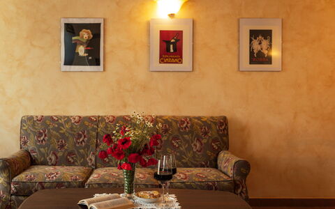 Il Roseto: Wall, Furniture, Interior Design, Yellow, Brown, Picture Frame, Orange, Couch, Room, Living Room