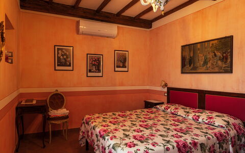 Il Roseto: Wall, Interior Design, Furniture, Bedroom, Room, Bed Sheet, Bed, Bed Frame, Ceiling, Picture Frame