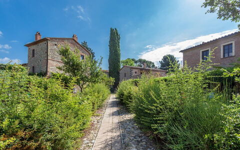 Appartamento La Torretta Di Pietra, Wifi, Perugia: Shrub, Estate, Garden, Landscaping, Evergreen, Historic House, Villa, Farmhouse