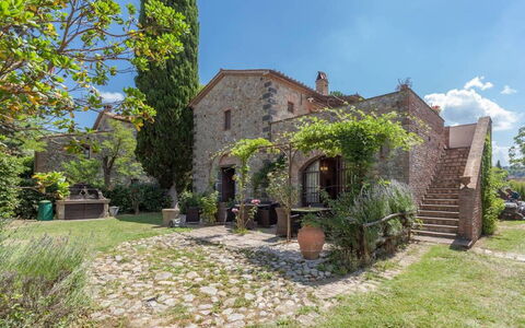 Appartamento Il Fienile Del Sole, Wifi, Perugia: Shrub, House, Door, Home, Estate, Garden, Cottage, Brick, Landscaping