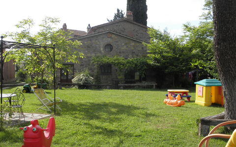 Appartamento Poggiolo, Wifi, Near Perugia: Garden, Leisure, Backyard, Lawn, Yard, Shade, Child, Park, Hacienda, Landscaping