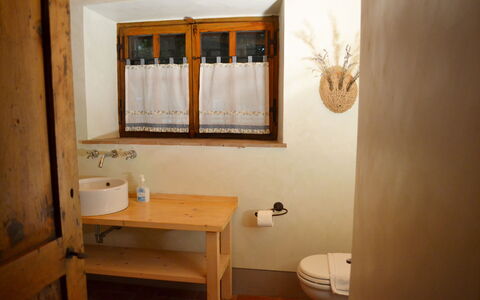 Appartamento Poggiolo, Wifi, Near Perugia: Wall, Bathroom Sink, Wood, Plumbing Fixture, Interior Design, Flooring, Floor, Sink, Room, Bathroom