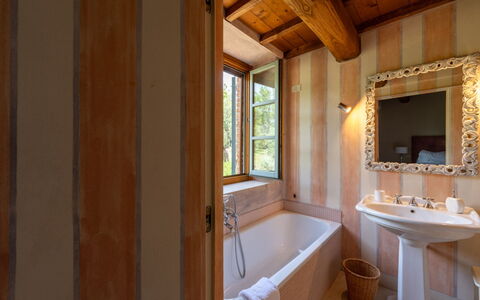 Villa Domus Papi: Wood, Interior Design, Plumbing Fixture, Flooring, Floor, Bathroom, Ceiling, Home, Plumbing, Room