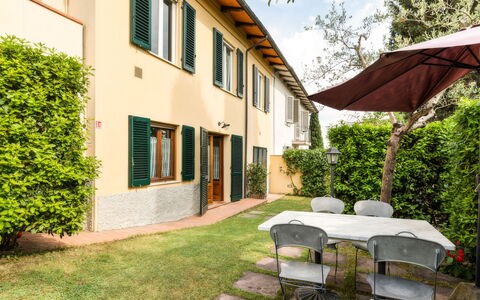 Podere Oliveta: Shade, Lawn, Garden, Yard, Landscaping, Backyard, Balcony, Courtyard, Villa, Hacienda