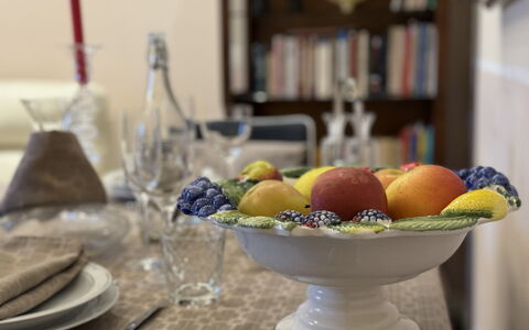 Sto Bene Qua: Tableware, Serveware, Table, Furniture, Dishware, Fruit, Food, Plate, Tablecloth, Drinkware