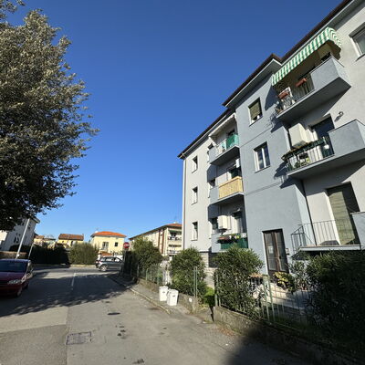 Sto Bene Qua: Building, Window, Residential Area, Road Surface, Neighbourhood, Town, Apartment, Architecture, House, Home