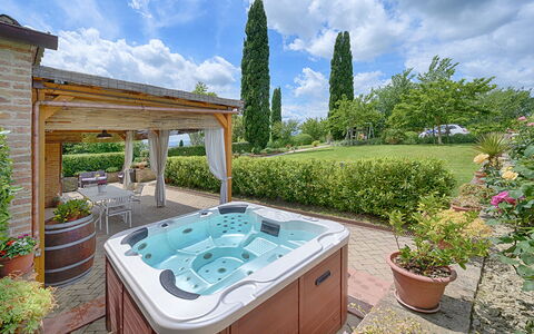 Capanna Di Elfo: Swimming Pool, Plumbing Fixture, Bathtub, Resort, Furniture, Flowerpot, Leisure, Houseplant, Jacuzzi