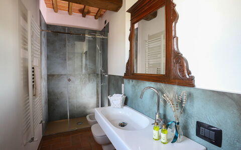 Capanna Di Elfo: Plumbing Fixture, Flooring, Interior Design, Floor, Tap, Lighting, Plumbing, Bathroom, Sink, Bathroom Sink