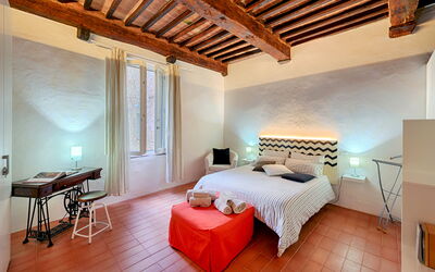 The Silent Courtyard Retreat: Spacious 2-Bedroom S