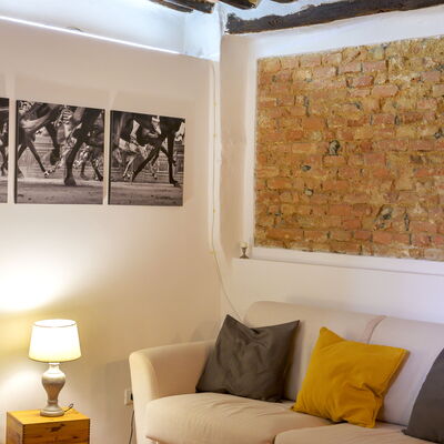 The Silent Courtyard Retreat: Spacious 2-Bedroom S