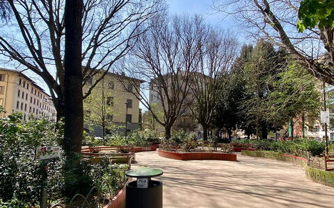 Green Suite Florence: Public Space, Spring, Shade, Garden, Sidewalk, Walkway, Landscaping, Yard, Driveway, Outdoor Bench