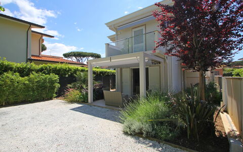 Casa Simonetta: Residential Area, Shrub, Home, House, Garden, Shade, Landscaping, Yard, Estate