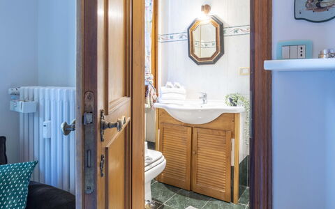 Suite Vogel: Wood, Bathroom Sink, Interior Design, Flooring, Plumbing Fixture, Floor, Sink, Tap, Bathroom Cabinet, Bathroom