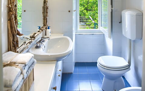 Corso Roma 15 Vacanze - Levanto: Bathroom, Toilet Seat, Plumbing Fixture, Toilet, Bathroom Sink, Sink, Flooring, Tap, Interior Design, Floor