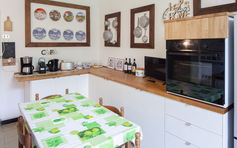 Corso Roma 15 Vacanze - Levanto: Kitchen Appliance, Kitchen, Countertop, Major Appliance, Interior Design, Furniture, Wood, Cabinetry, Flooring, Small Appliance